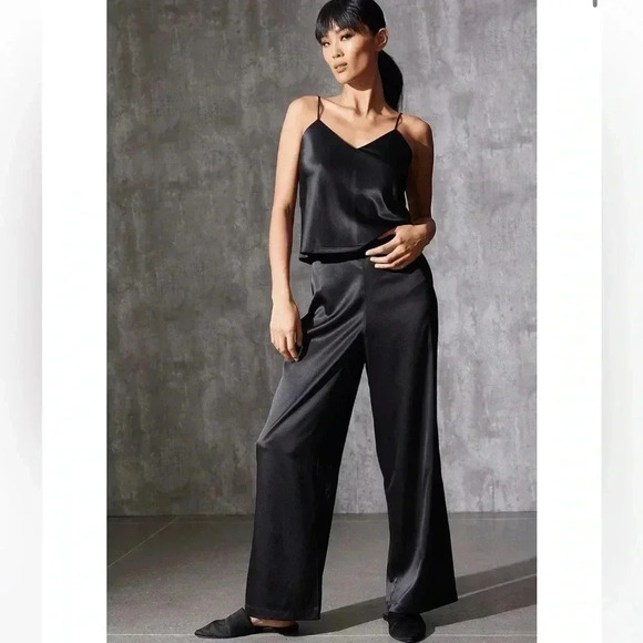 Natori GLAMOUR V-NECK CAMI - Picture 1 of 5